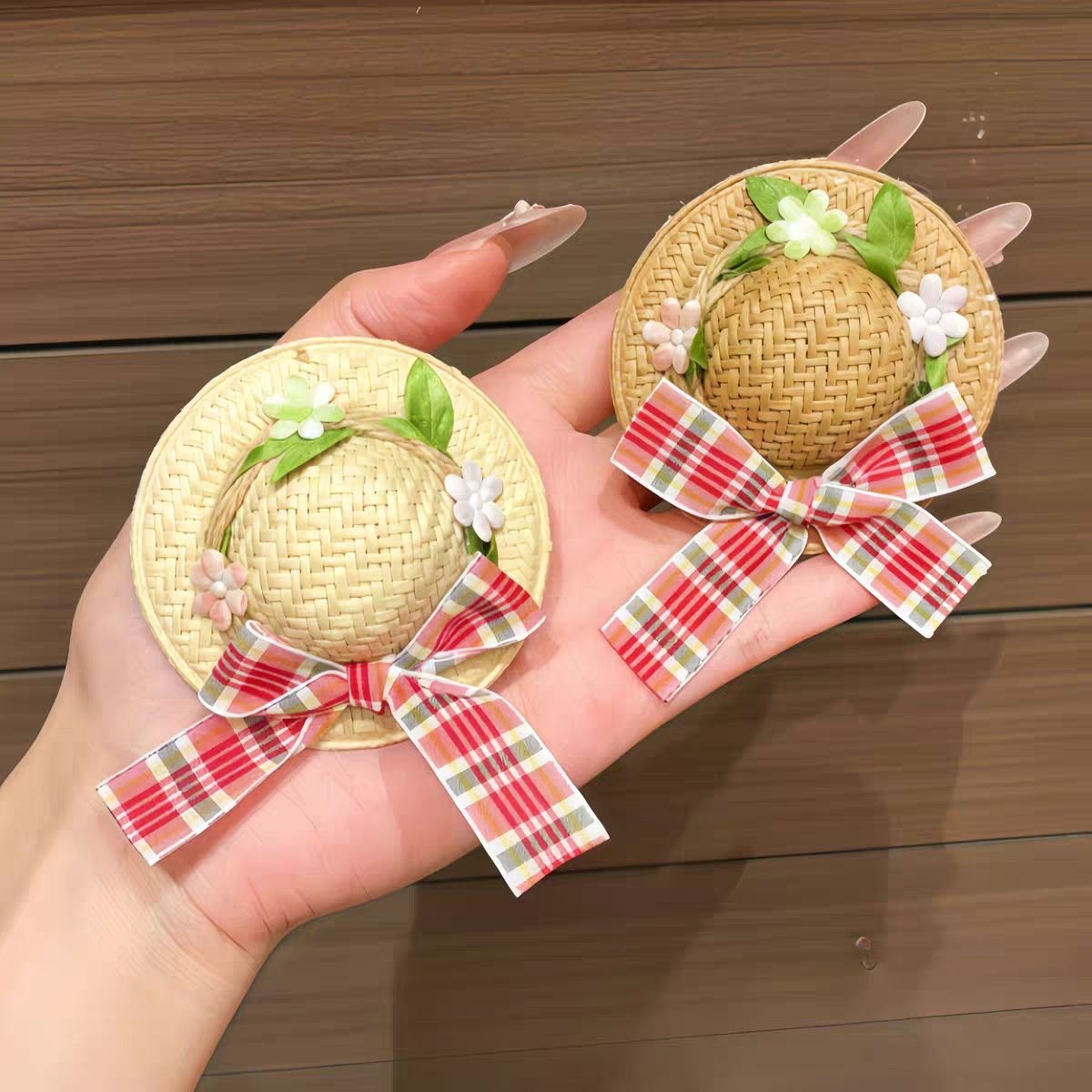 Girls Mini Straw Hat Hair Clip with Floral & Plaid Bow Design – Cute Hair Accessory